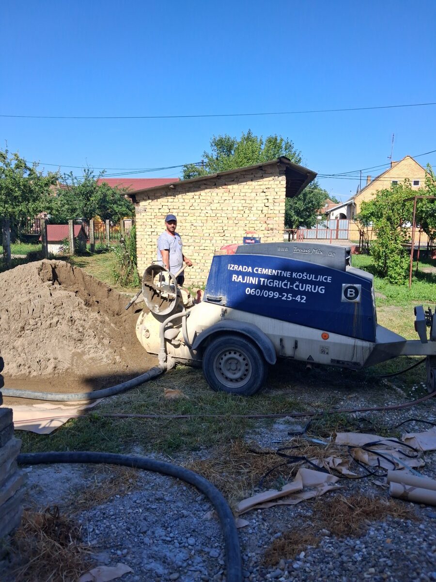 Rajini Tigrići — mašina za izlivanje košuljice sa brendingom firme